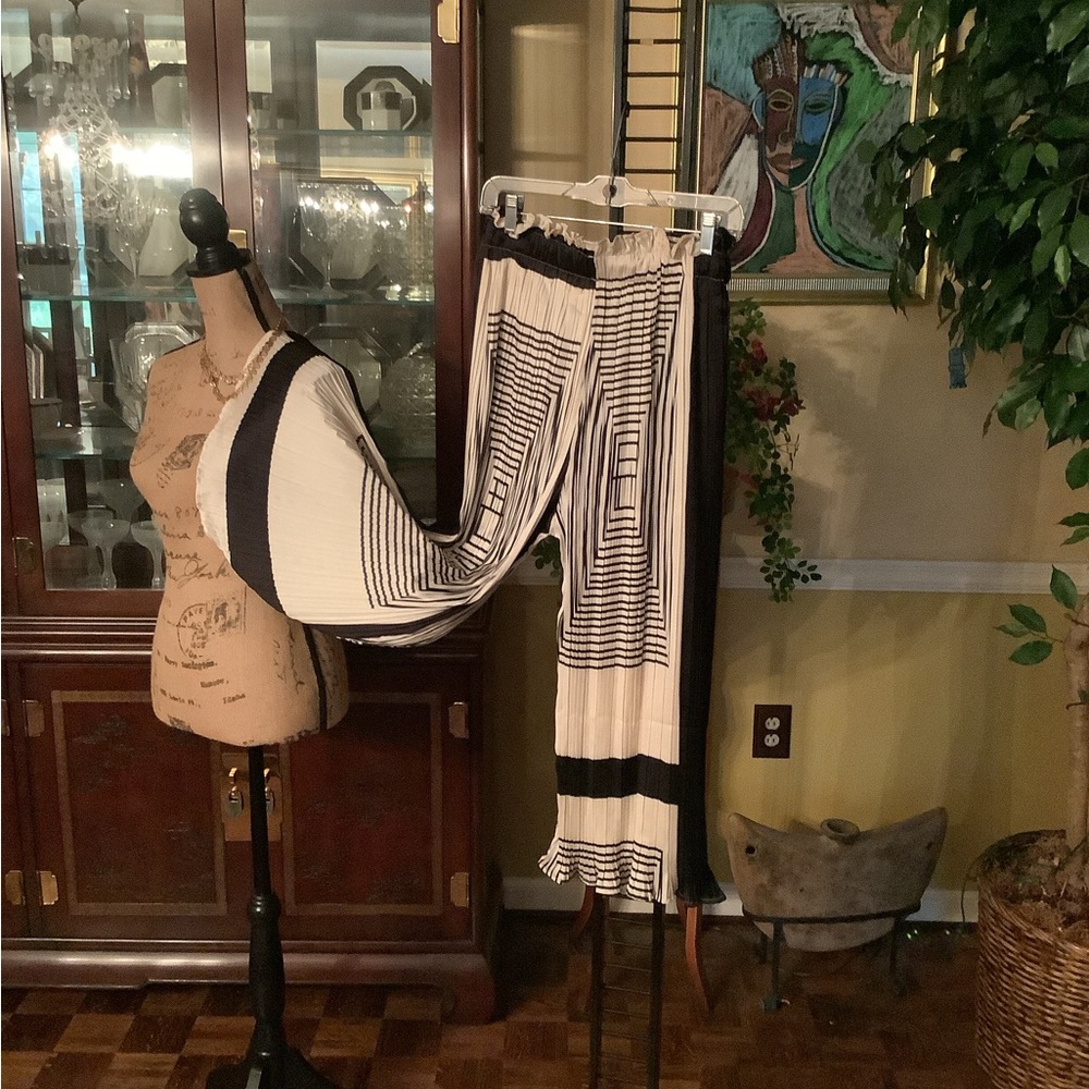 Beulah Monochrome Striped Palazzo Pant